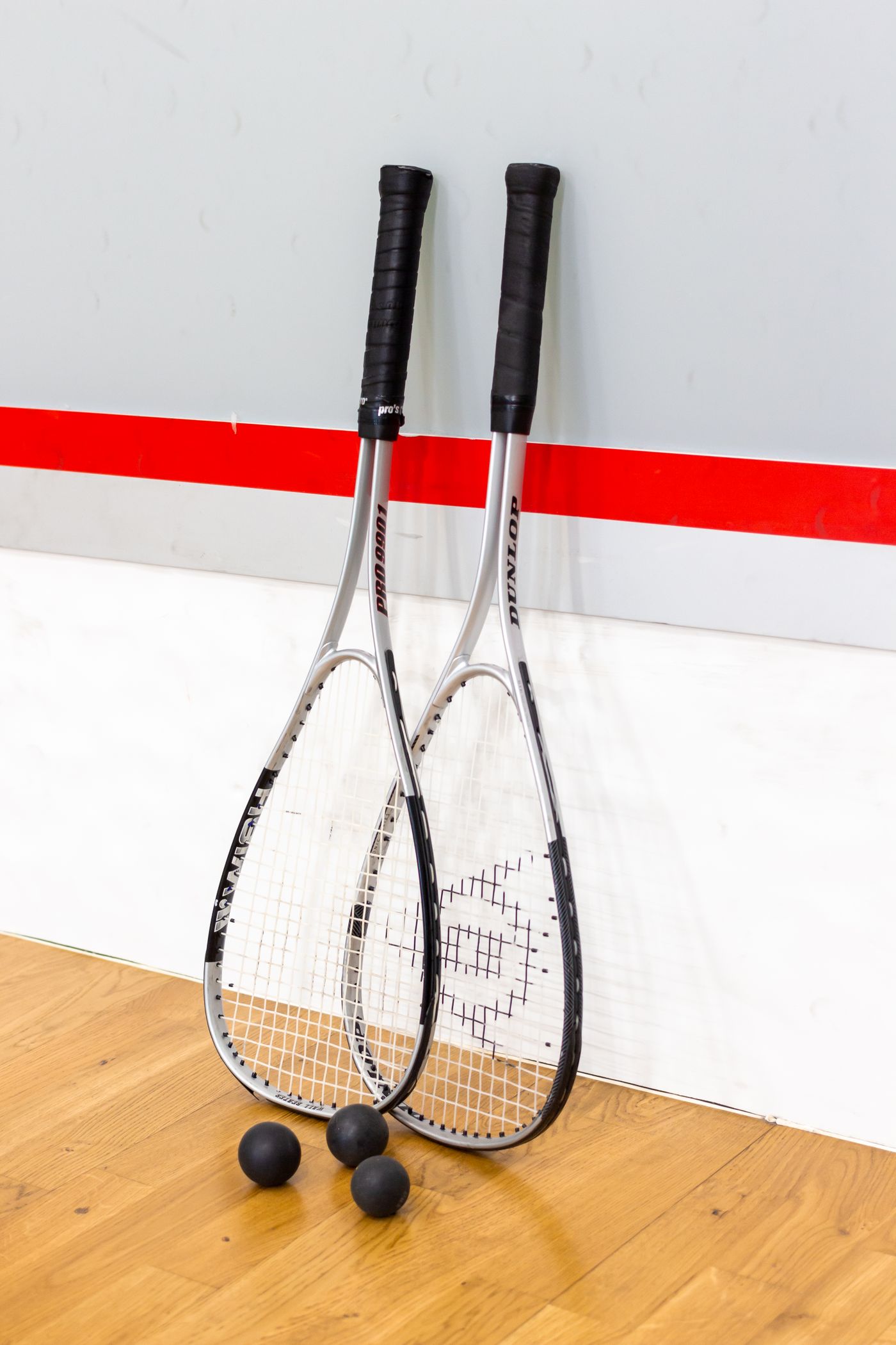 Squashschläger und Squashbälle auf dem Court