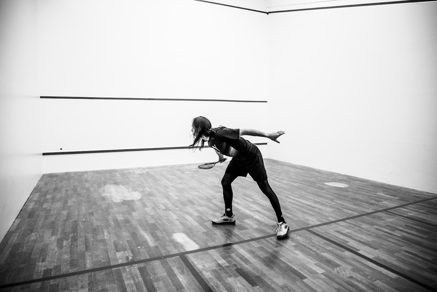 Squashspieler in Aktion auf dem Court
